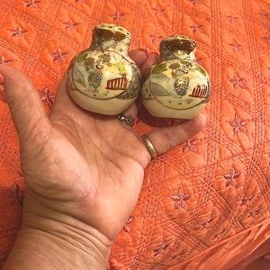 3 inch Geisha ware salt and pepper brilliant gold paint hand painted